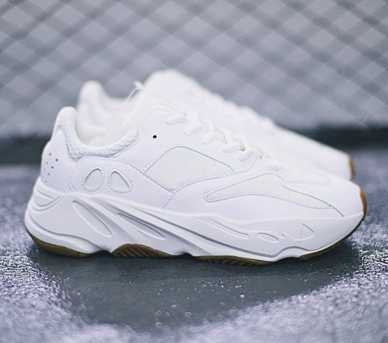 Yeezy,700,Boost,adidas,Kanye  白生胶 Yeezy 700 Boost 清晰实物曝光！明年发售