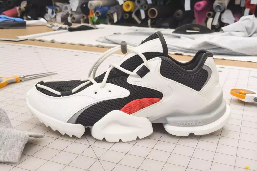 Reebok  神秘实物首次曝光！Reebok 全新老爹鞋时尚气质浓郁