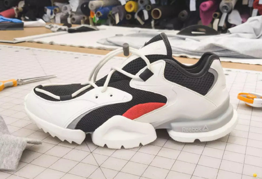 Reebok  神秘实物首次曝光！Reebok 全新老爹鞋时尚气质浓郁