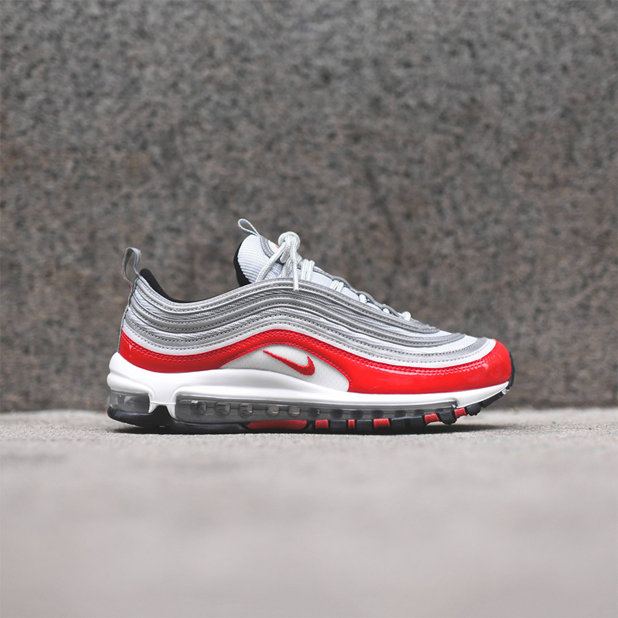 921826-009,Air Max 98,Nike,发售 921826-009 酷似 Supreme 联名！红色漆皮 Nike Air Max 97 现已发售