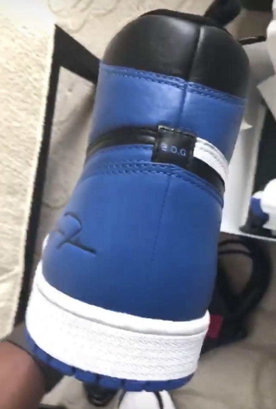 AJ1,Air Jordan 1  黑蓝 + 闪电联名合体！又一双阴阳 AJ1 实物首次曝光