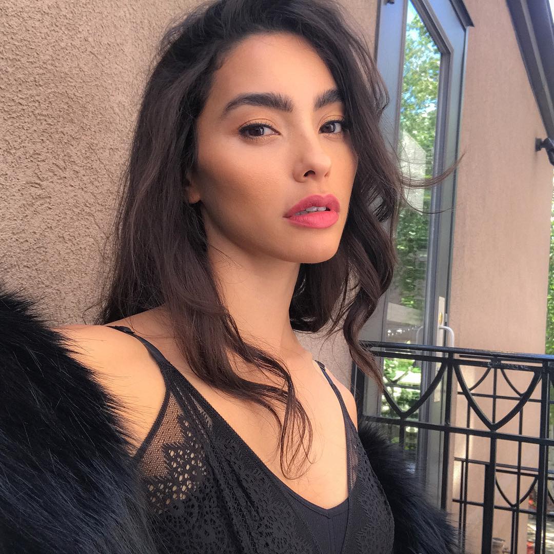 上脚,AJ1,Yeezy  Adrianne Ho 和 DJ SODA 都晒了新图，你把票投给谁？