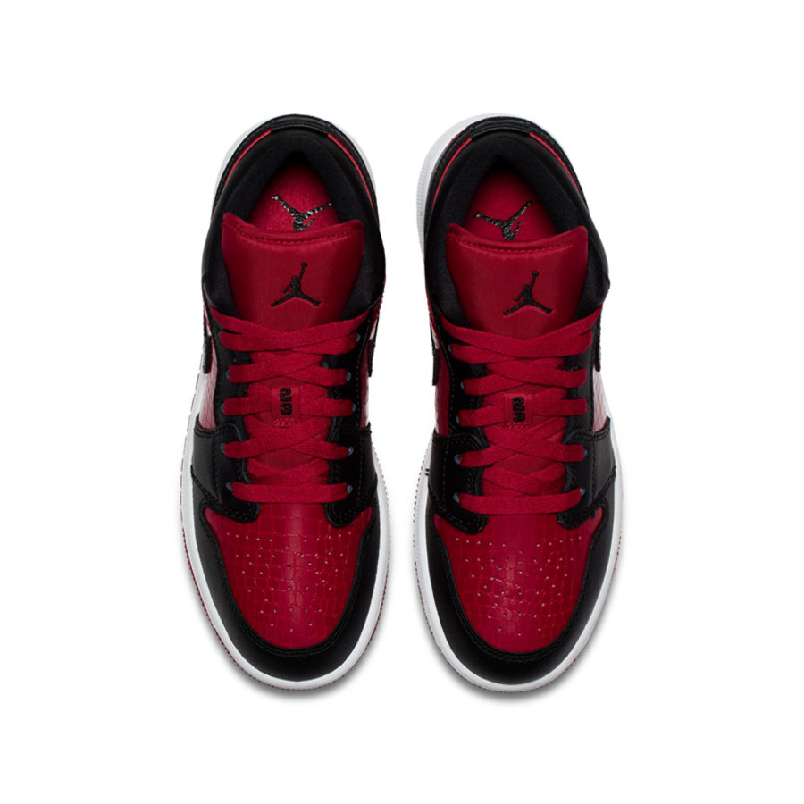 AJ1,Air Jordan 1 Low  鳄鱼纹皮革打造！Air Jordan 1 Low GS 全新黑红配色曝光