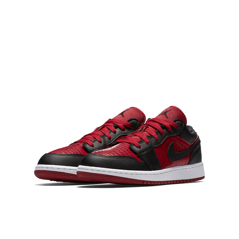 AJ1,Air Jordan 1 Low  鳄鱼纹皮革打造！Air Jordan 1 Low GS 全新黑红配色曝光