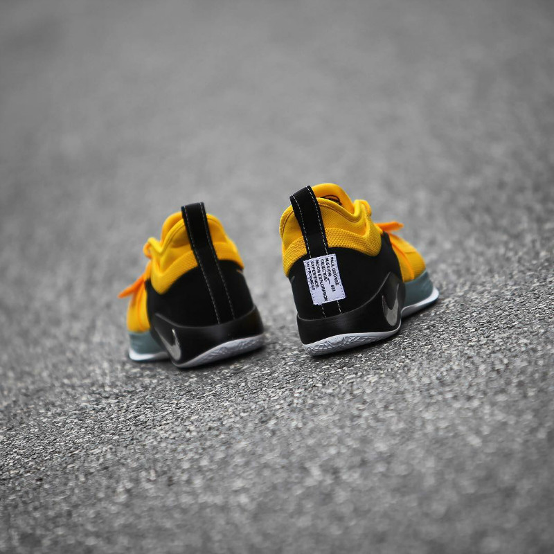 发售,Nike,PG 2.5,BQ8453-700  除了配色酷似李小龙，这双 PG 2.5 还有隐藏亮点！