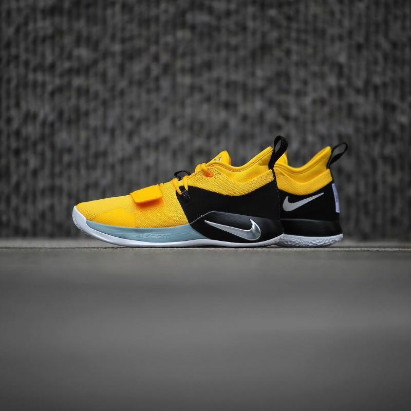 发售,Nike,PG 2.5,BQ8453-700  除了配色酷似李小龙，这双 PG 2.5 还有隐藏亮点！