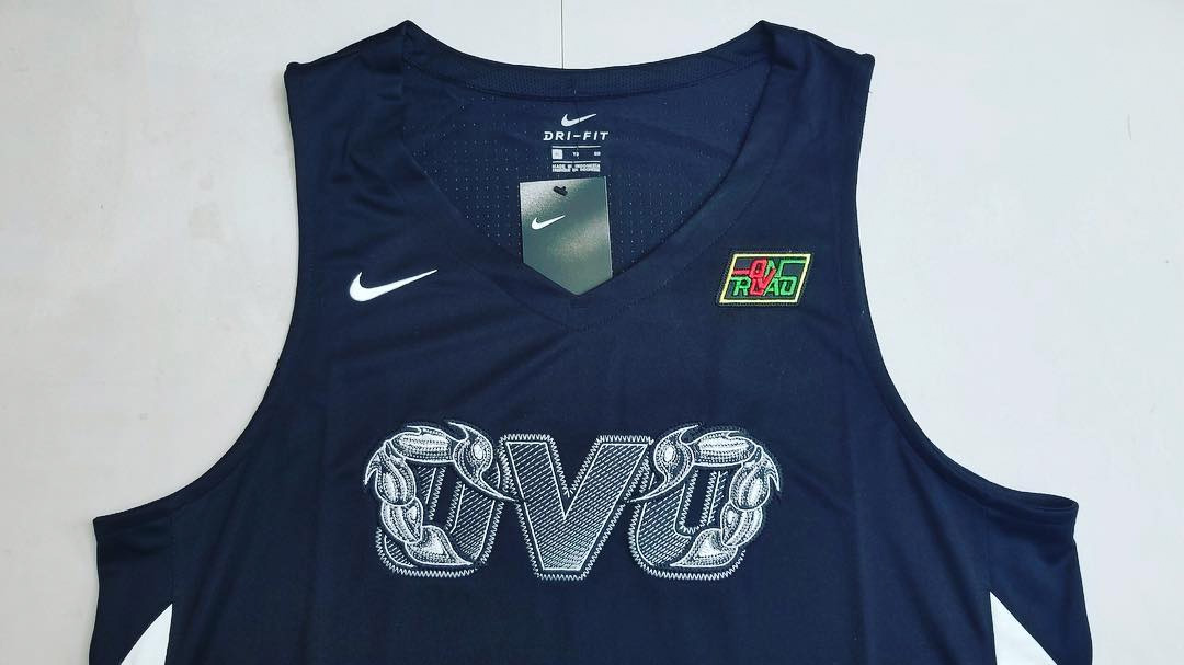 OVO,Drake,Nike  刚刚，Drake 晒出了 OVO x Nike 联名球衣…