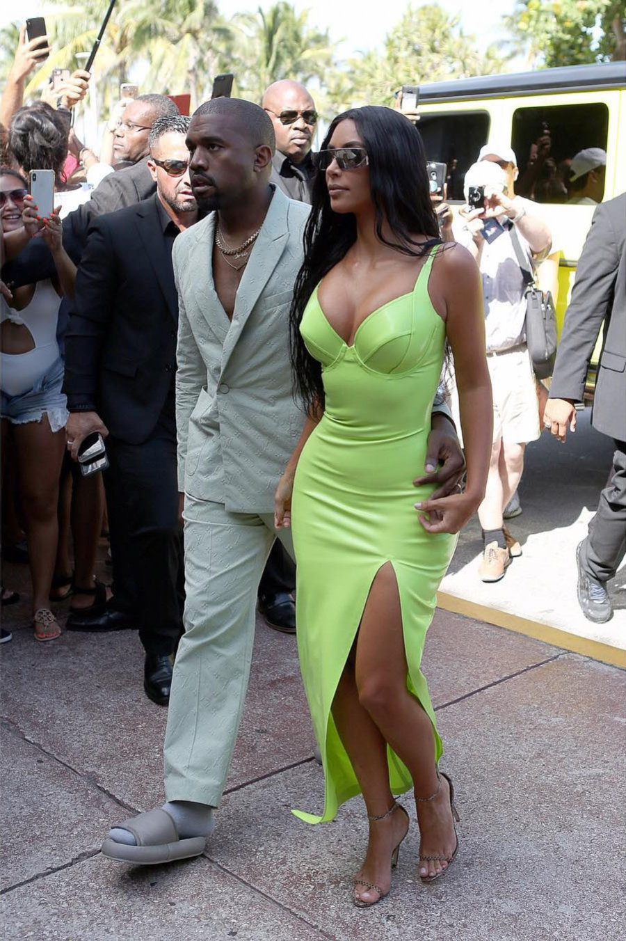 adidas,Yeezy,Kanye West,侃爷,明星  侃爷穿拖鞋配西服为 Yeezy 造势！下月开始迎来 Yeezy 发售热潮！