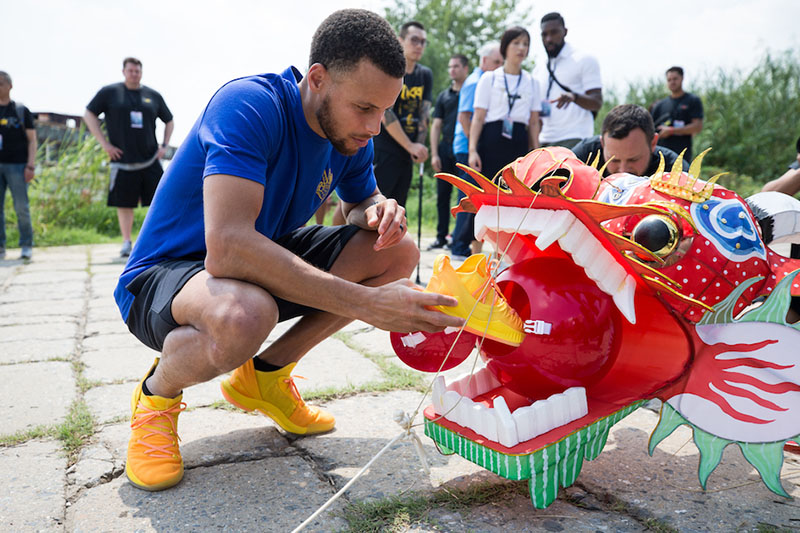 Under Armour,Curry,库里中国行,威5不凡  宠妻+暴扣！库里中国行还有你没见过的独门秘籍！