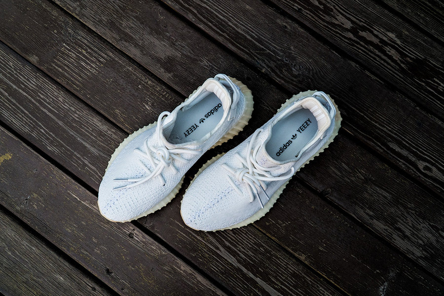 Yeezy 350  小白鞋巅峰神作！如何原价入手纯白 Yeezy 350 V2？