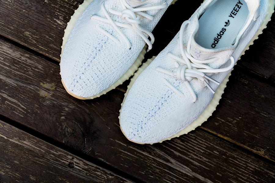 Yeezy 350  小白鞋巅峰神作！如何原价入手纯白 Yeezy 350 V2？