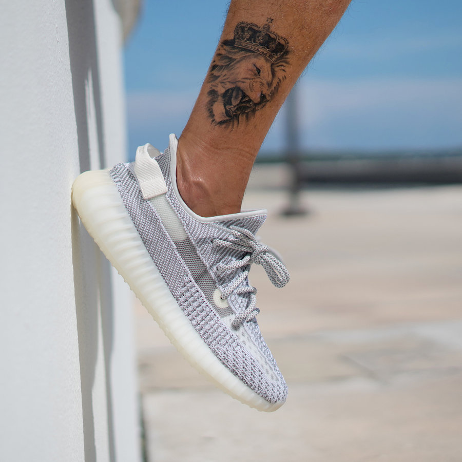 adidas,Yeezy Boost 350 V2,上脚  年底发售有戏了！半透明 Yeezy Boost 350 V2 “Static” 上脚还不错！