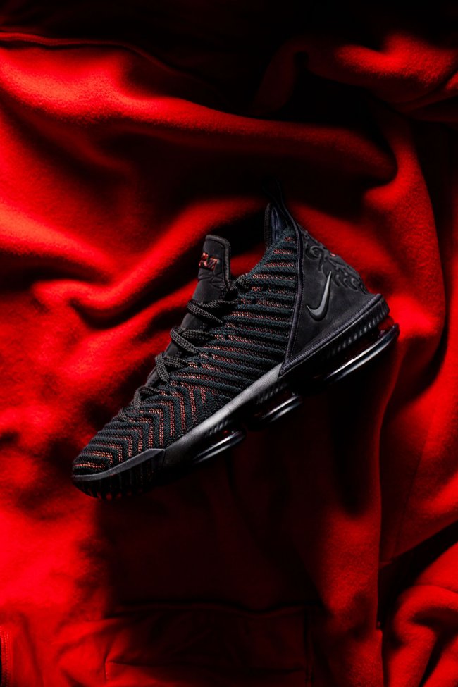 Nike,LeBron 16  实战测评！全面升级的 LeBron 16！鞋面、缓震、稳定性都有大看点！