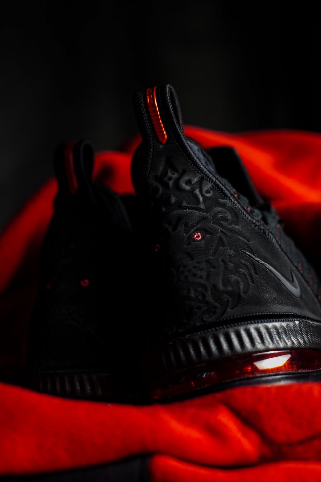 Nike,LeBron 16  实战测评！全面升级的 LeBron 16！鞋面、缓震、稳定性都有大看点！