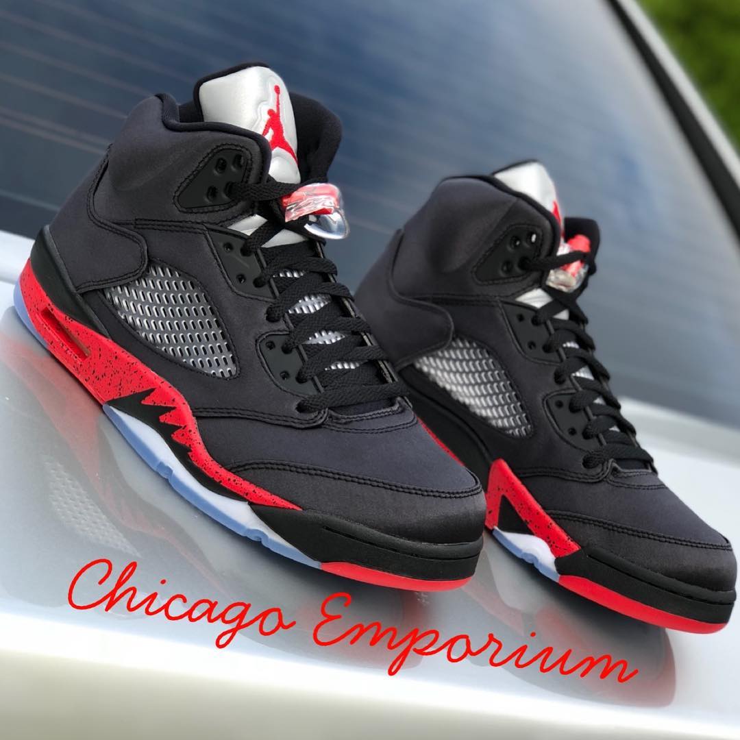 136027-006,AJ5,Air Jordan 5 136027-006 AJ5 经典装扮 + 丝绸面料！Air Jordan 5 “Satin Bred” 光泽质感出众！