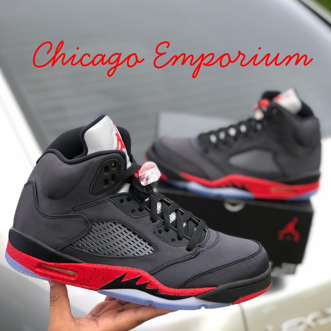 136027-006,AJ5,Air Jordan 5 136027-006 AJ5 经典装扮 + 丝绸面料！Air Jordan 5 “Satin Bred” 光泽质感出众！