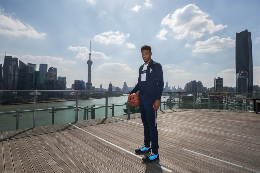 UA,丹尼斯·史密斯,Under Armour,HOVR H  上脚最新配色战靴！丹尼斯·史密斯携手 UA 空降民间球场！