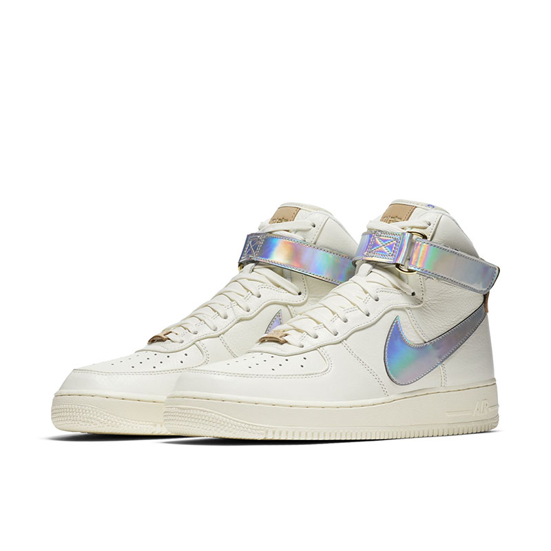 Nike,Air Force 1,AF1,Air Force  不仅有让人心动的 “耐克” 汉字，华丽细节更为这款球鞋增色不少！