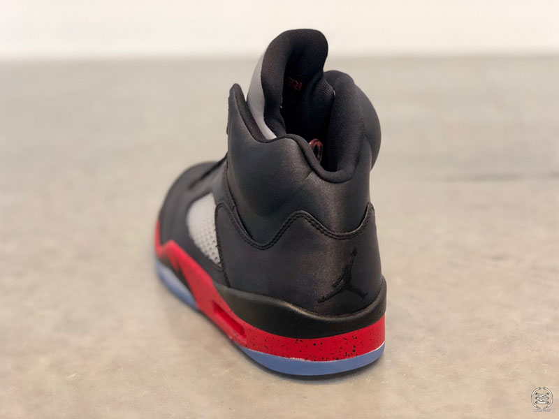 AJ5,Air Jordan 5,Satin,Bred,发售  光泽质感出众！绸缎 Air Jordan 5 Satin “Bred” 还有一周即将发售！