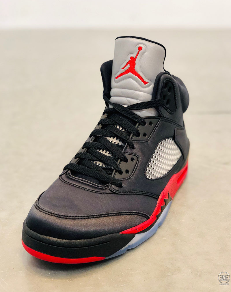 AJ5,Air Jordan 5,Satin,Bred,发售  光泽质感出众！绸缎 Air Jordan 5 Satin “Bred” 还有一周即将发售！