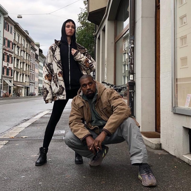 Yeezy,OFF-WHITE,侃爷,明星  侃爷和周董穿了同一双鞋，但却不是 Yeezy 系列！