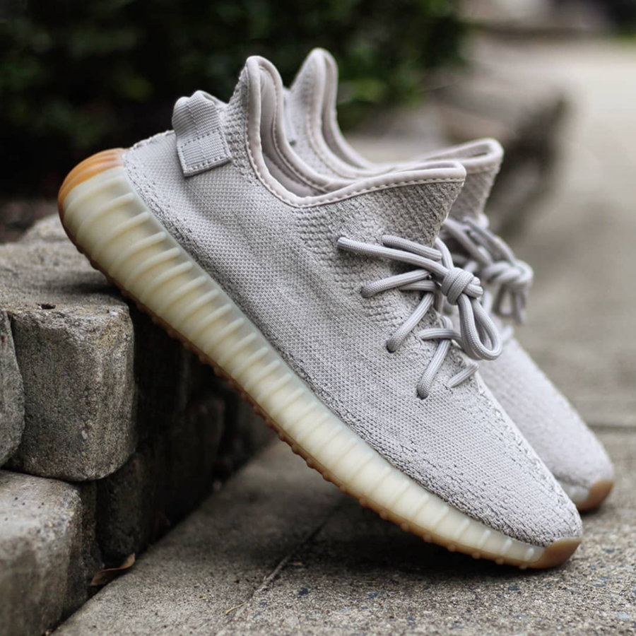 Yeezy 350 V2,adidas,发售  买白斑马还是等它？芝麻 Yeezy 350 V2 “Sesame” 下周即将发售