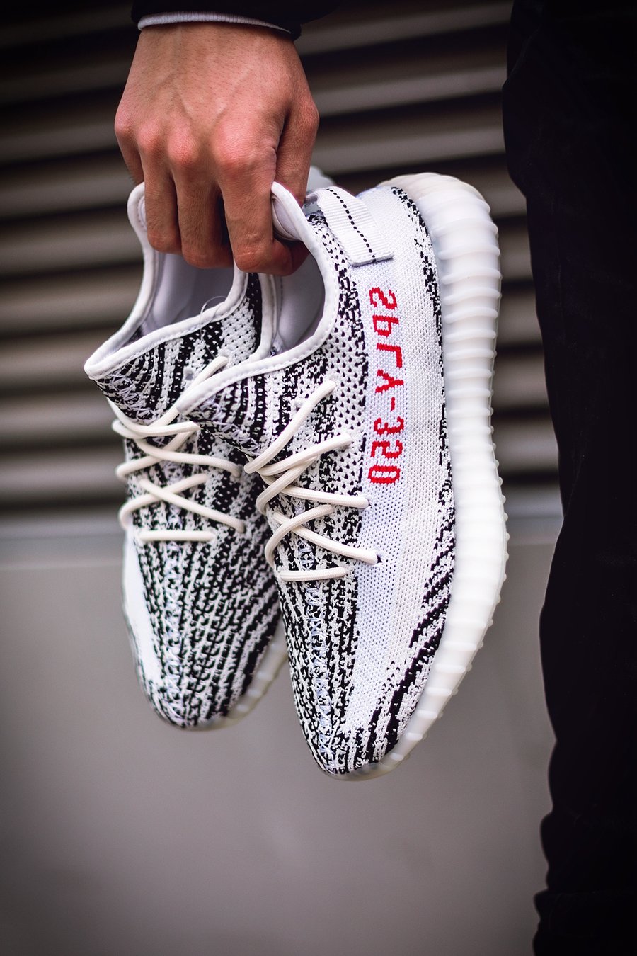 adidas,Yeezy,白斑马,Yeezy 350 V2,  两年复刻两次！价格跌了八千！这双鞋现在依然抢破头！（含送鞋福利）