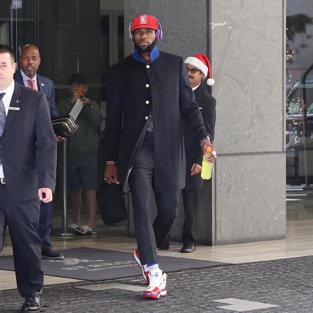 LeBron,Kyrie,Curry,KD  最贵一双 240000 元！NBA 圣诞大战「球星上脚」来了！