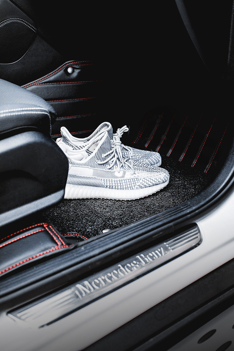 EF2905,Yeezy 350,Yeezy EF2905 欲购从速！半透明 Yeezy 350 Boost V2 “Static” 现已上架！