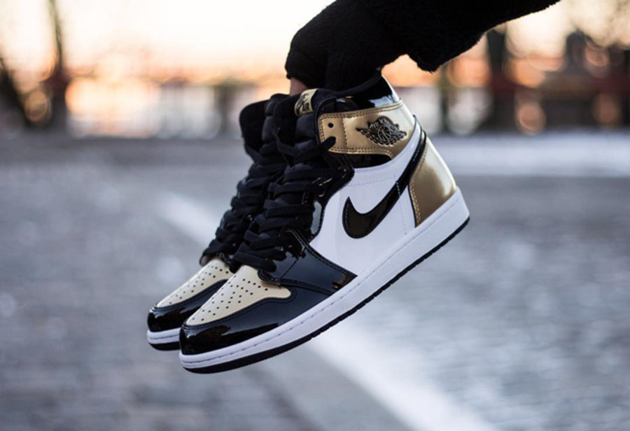 AJ1,Air Jordan 1 Mid,发售,852542  不到一千入手 “黑金脚趾”？这双 AJ1 Mid “小黑金” 千万别错过