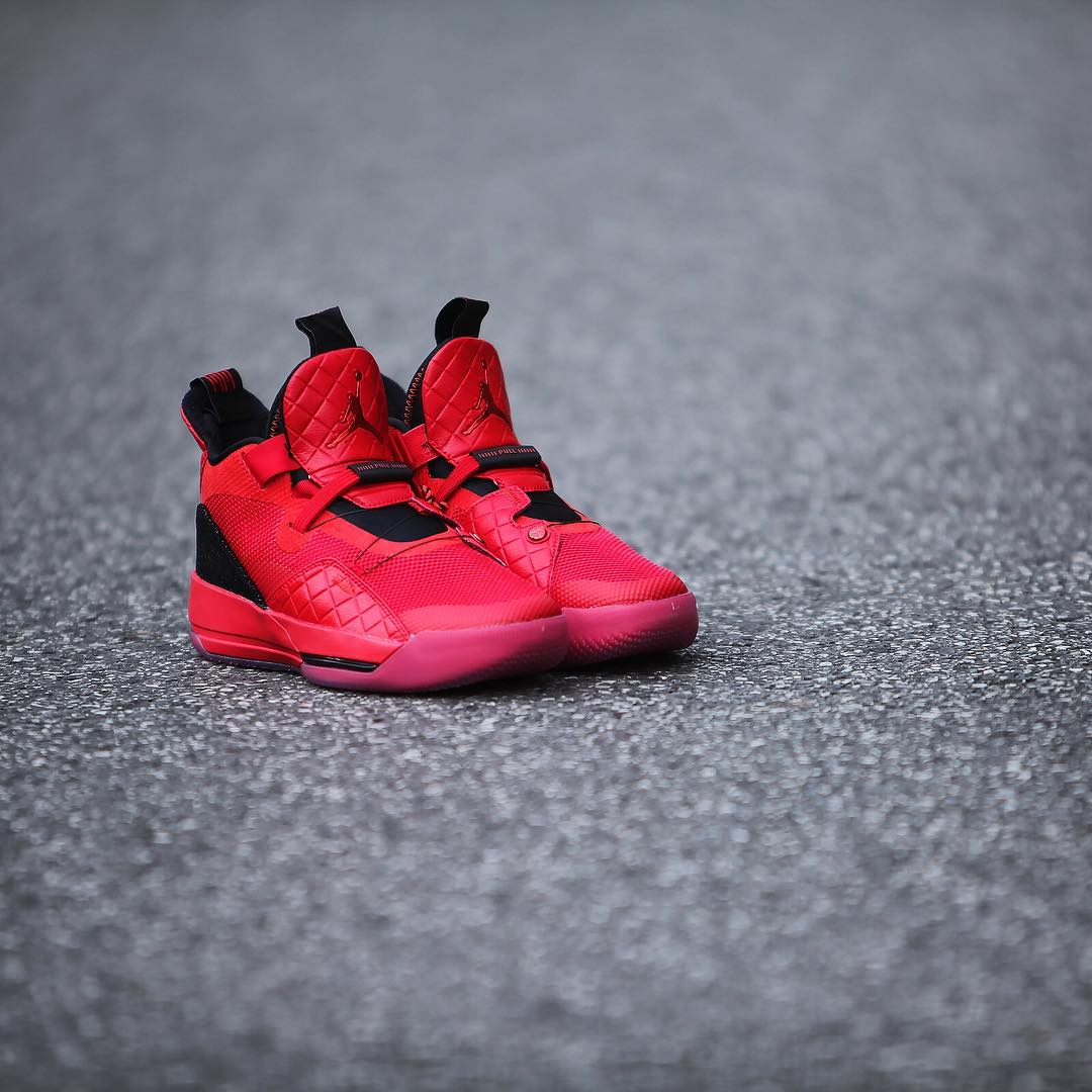 Air Jordan 33“University Red”,  喜庆 “中国红” 新配色！酷似 CNY 系列的 AJ 33 现已上架
