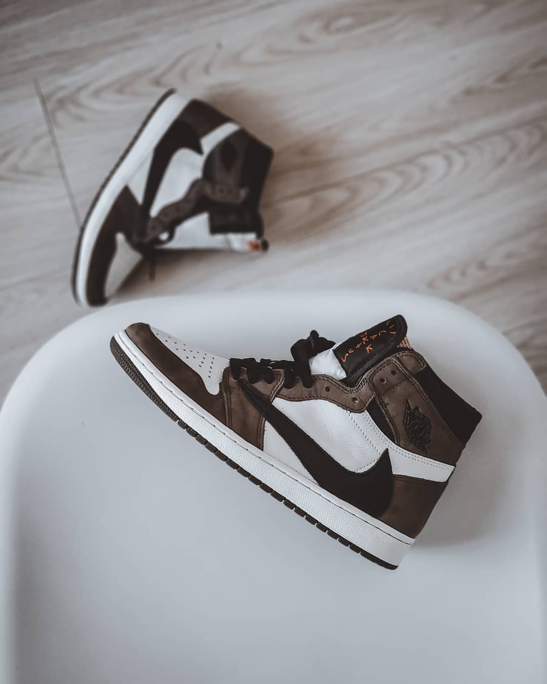 AJ1,Travis Scott,Air Jordan 1,  粉鞋带的 Travis Scott x AJ1 有点好看！完整细节曝光，四月底发售