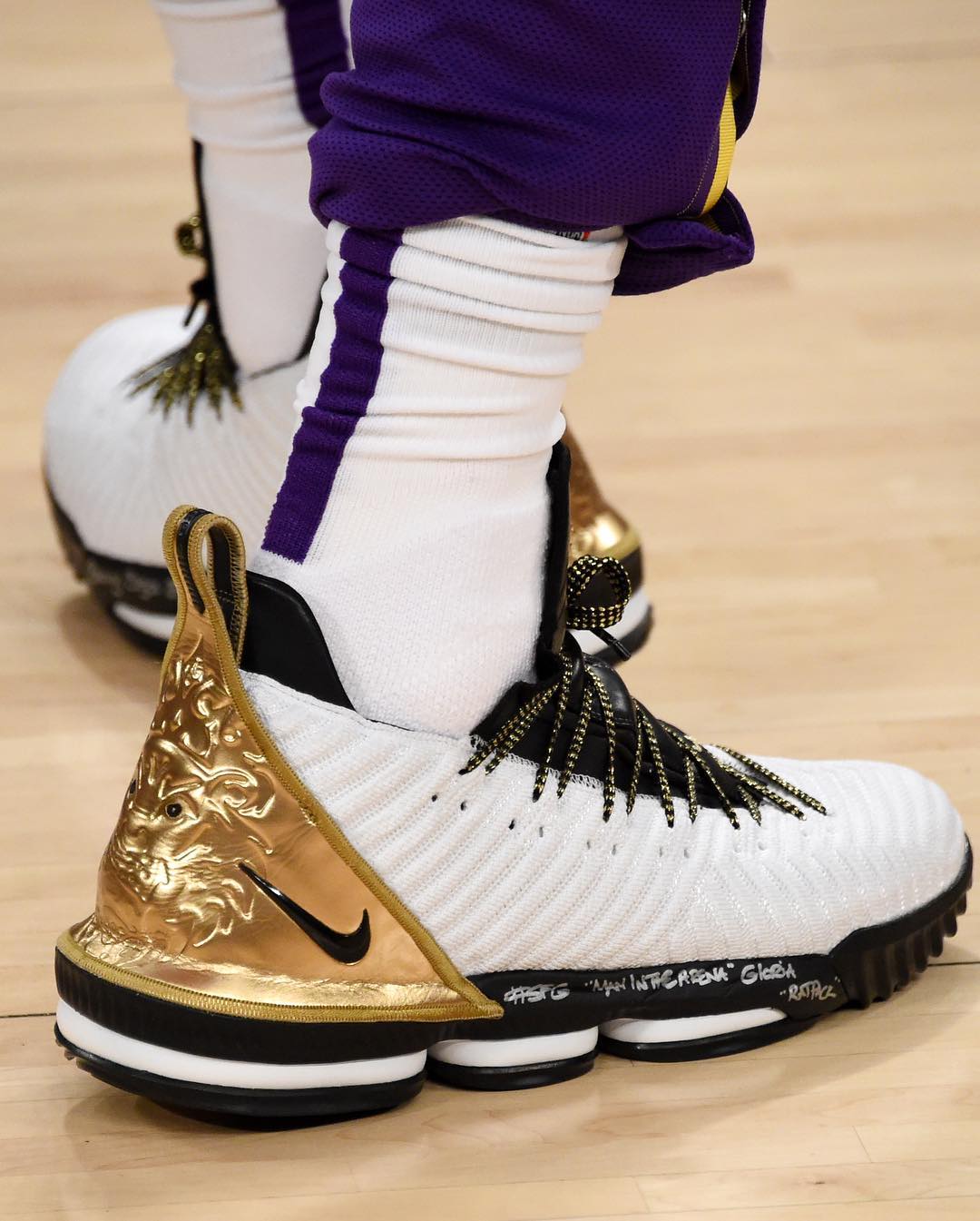 发售,LeBron 16  下一双 LeBron “Watch” 战靴？詹姆斯比赛上脚全新配色！