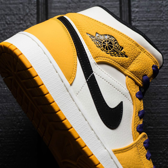 Lakers,852542-700 ,发售,AJ1,Air  近期多加留意！预售破两千的湖人配色 AJ1 Mid 现已发售