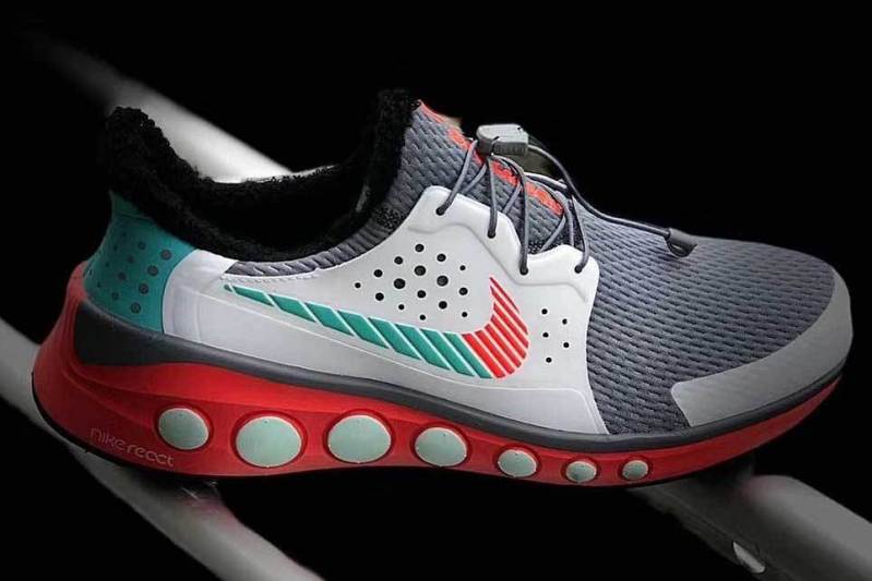 Nike,React  外露圆柱气垫 or 可视后掌天窗！这两双新鞋，你更中意哪双？