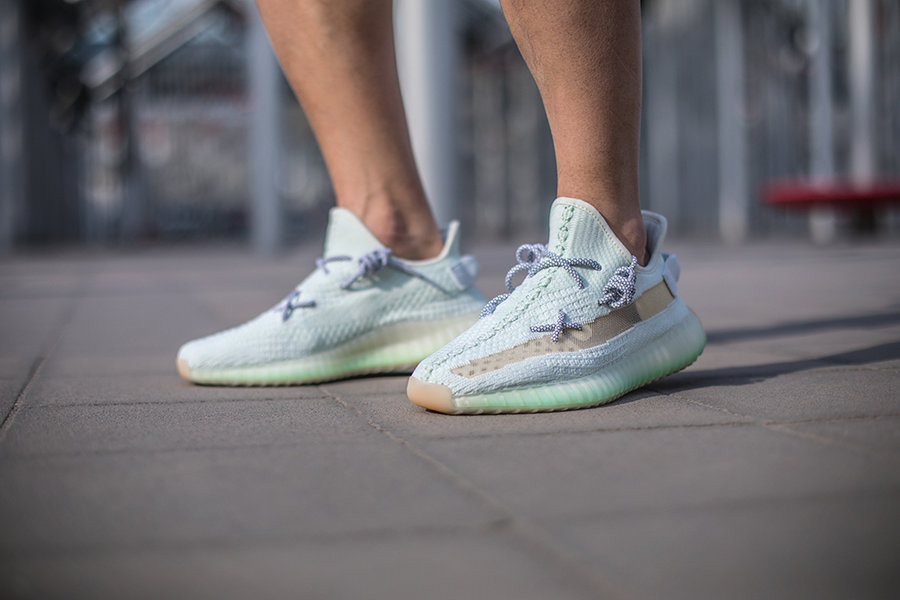 KAWS,Hyperspace,adidas,Yeezy 3  Yeezy 350 V2「最全穿法」！除了火爆的 KAWS 鞋带，还有...