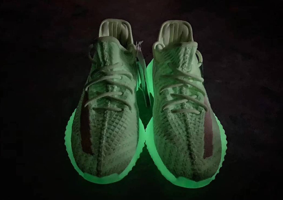 发售,Yeezy 350 V2,Glow in the Da  首款夜光 Yeezy 350 V2 实物终于来了！看完瞬间种草！