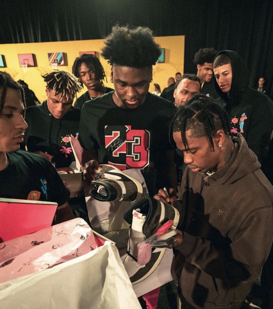 Travis Scott,Air Jordan 1,AJ1,  发售日期确定！Travis Scott 送出亲签反钩 Air Jordan 1