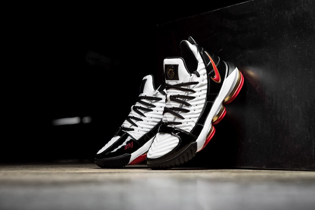 CD2451-101,LeBron 16,Nike CD2451-101 月底发售！LeBron 16 SB “Remix” 完整实物美图