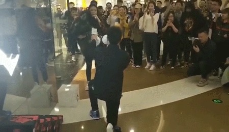 Travis Scott,AJ4,Air Jordan 4,  引起 Travis Scott 关注！国内鞋头求婚现场也太甜了！