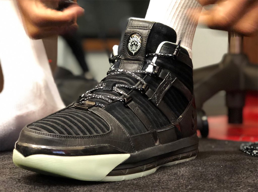 CD2451-001,LeBron 16,Nike CD2451-001 曾经非市售的亲友限定配色！这双 LeBron 16 有点酷！
