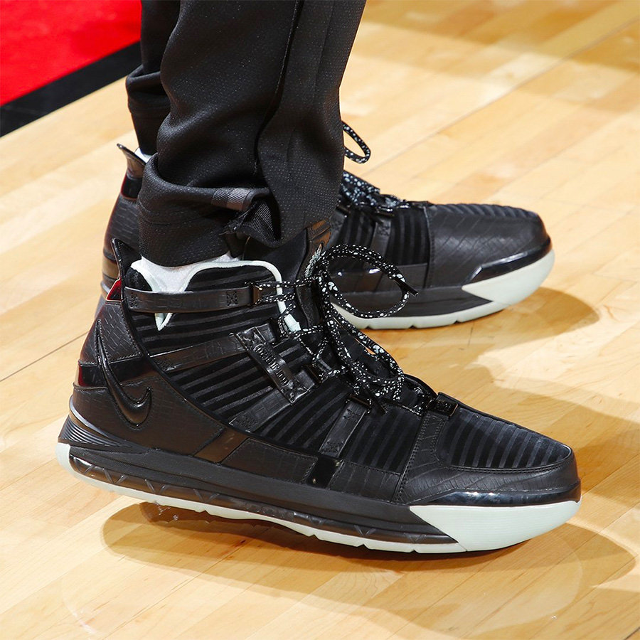 CD2451-001,LeBron 16,Nike CD2451-001 曾经非市售的亲友限定配色！这双 LeBron 16 有点酷！