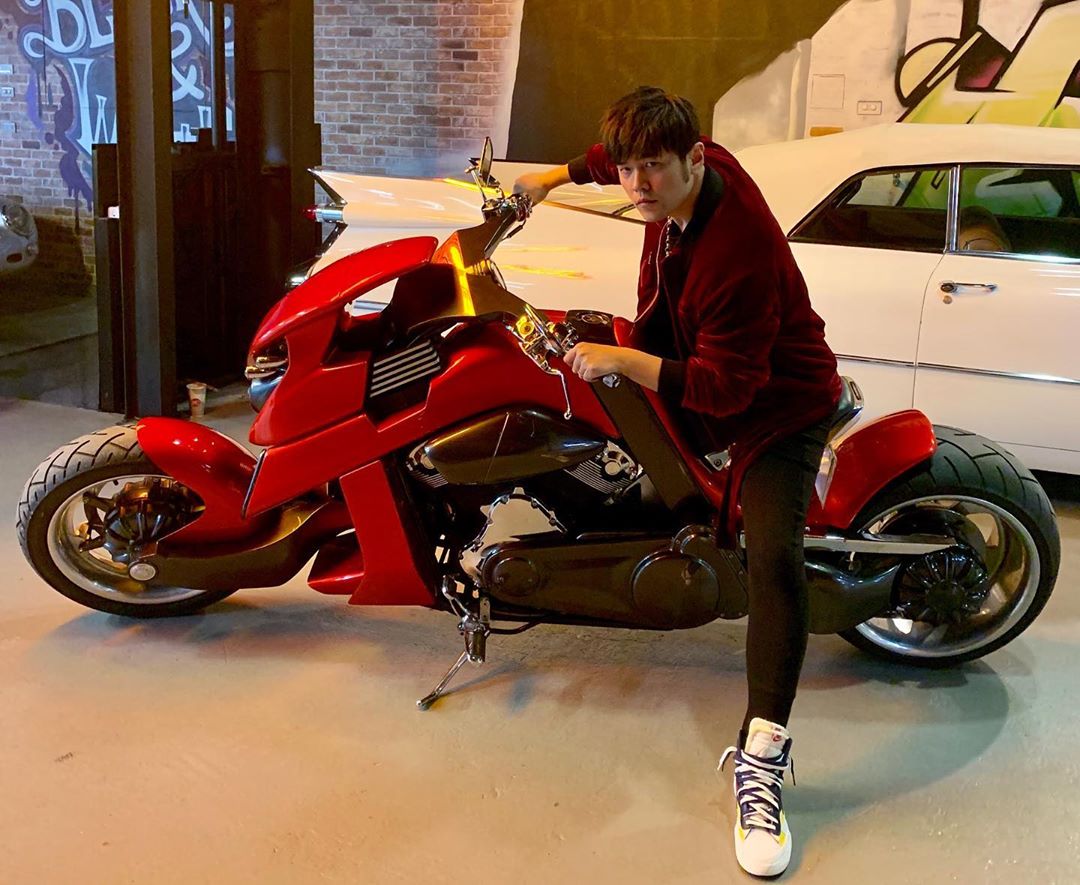 Sacai,Nike,Blazer Mid,发售  市价 3000+，周董已上脚！今早 Sacai x Nike 你抢到了吗？