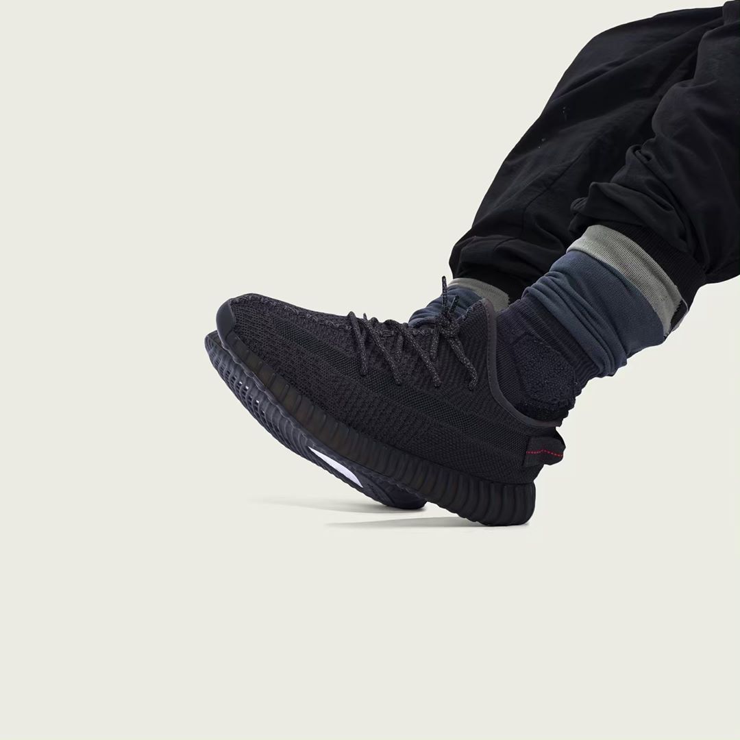 adidas,Yeezy 350 V2,发售  「黑天使」怎么穿更帅？看完这 50 张图，让你时髦到明年！