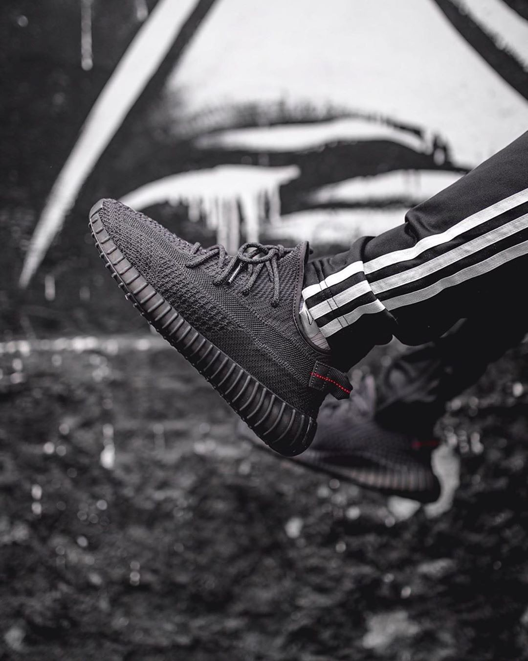 adidas,Yeezy,Yeezy Boost 350 V  黑天使 Yeezy 350 V2 即将补货！没能原价入手的小伙伴可要盯紧了！