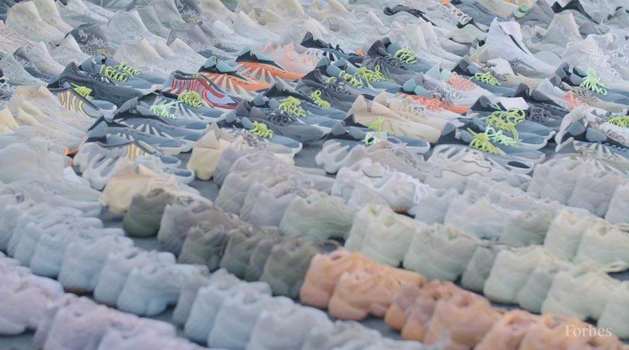 侃爷,Kanye West,Yeezy,明星  侃爷又上脚了一双 Yeezy 神秘鞋款？这回连 Boost 都没有了