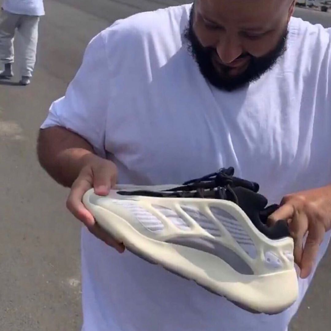 Yeezy 700 V3,Yeezy Foam Runner  Yeezy 700 V3 竟隐藏夜光效果！侃爷还上脚了另一款明年新品！