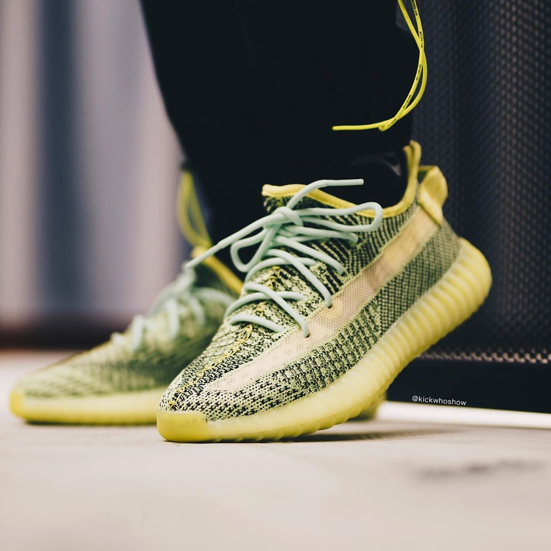 Yeezy,Boost,350,Yeezreel,Refle  满天星 Yeezy 350 V2 实物上脚来了！荧光色 + 全反光格外醒目！