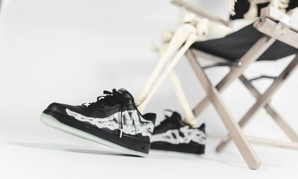 发售,Nike,AF1,Air Force 1  可能是「最诡异的上脚」！黑脚趾 Air Force 1 周五发售！