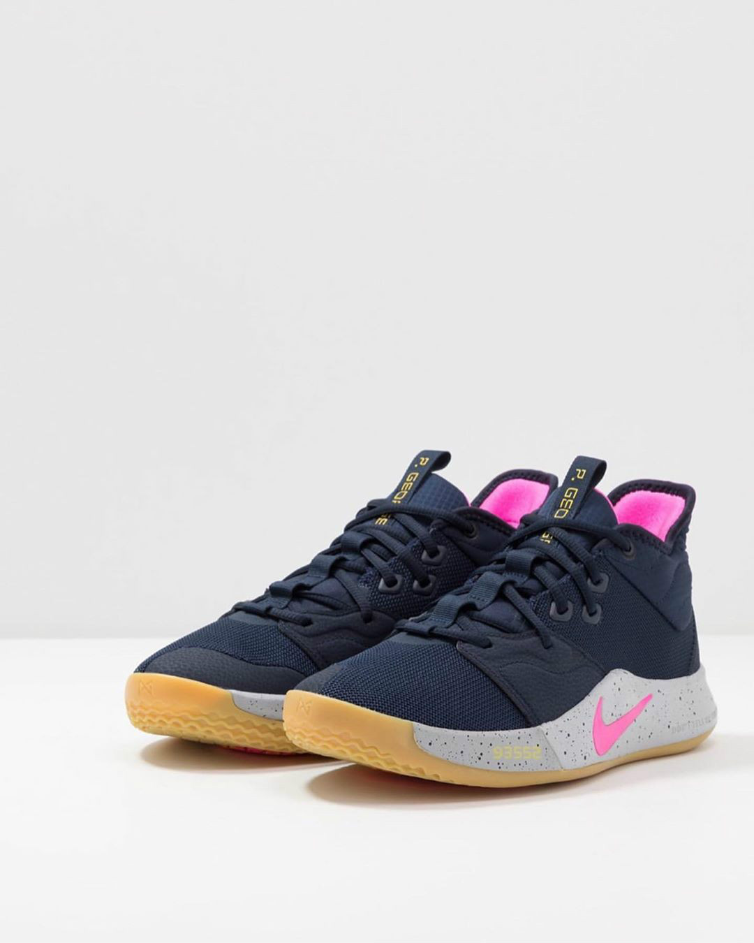 Nike,PG 3  撞色荧光粉！泡椒 Nike PG 3 新品首次曝光！